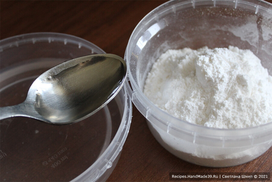Закрытый сливовый пирог – фото шаг 11. Приготовление глазури: сахарную пудру смешать с 3-4 ст. л. воды