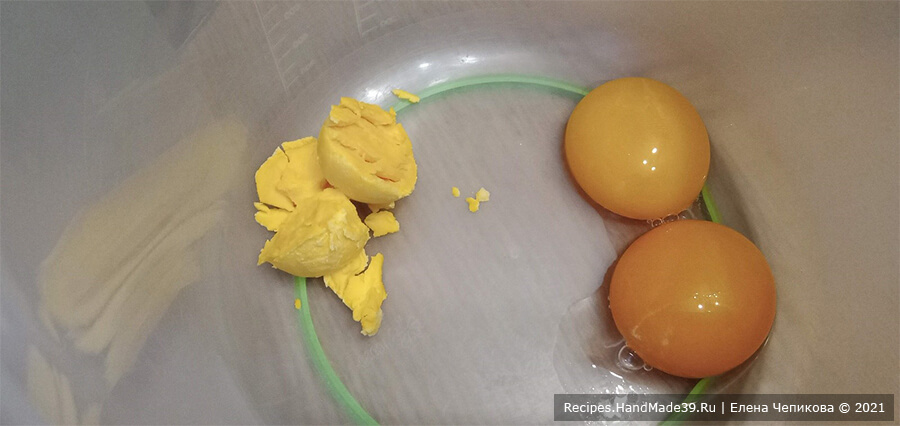 Печенье «Норвежские узлы» – фото шаг 1. Яйцо (1 шт.) отварить вкрутую, очистить. Желток растереть вилкой с сырыми желтками