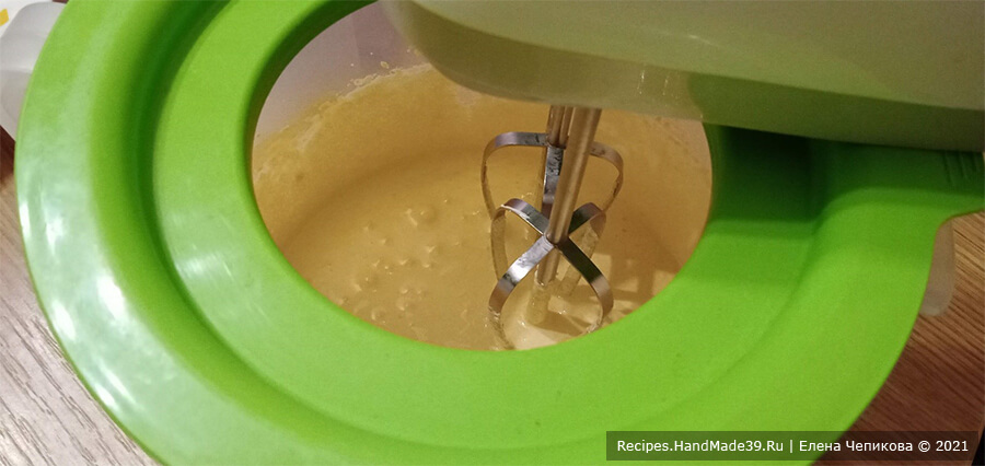 Печенье «Норвежские узлы» – фото шаг 2. Добавить в яичную массу сахар. Взбивать 15 минут