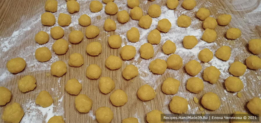 Печенье «Норвежские узлы» – фото шаг 8. Из теста скатать шарики, они не должны быть идеально ровные (так они больше напоминают узлы)