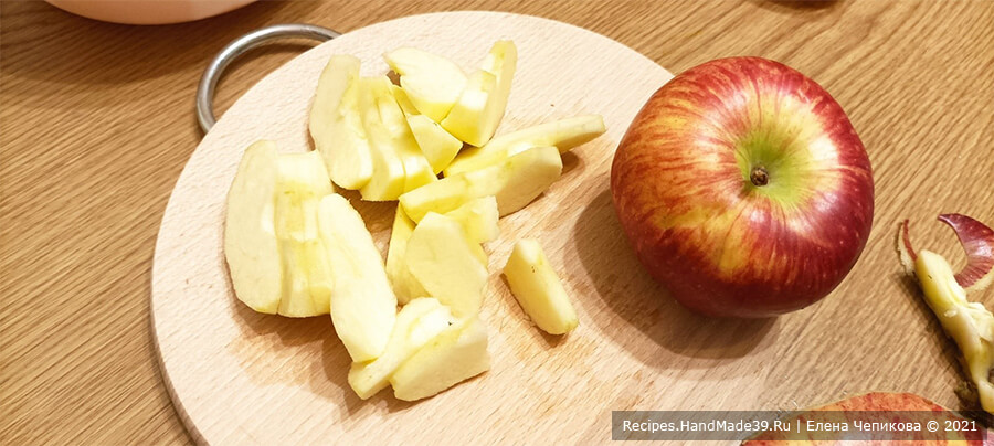 Компот из мандаринов и яблок – фото шаг 2. Яблоки вымыть, очистить от кожуры, удалить сердцевины, нарезать тонкими дольками