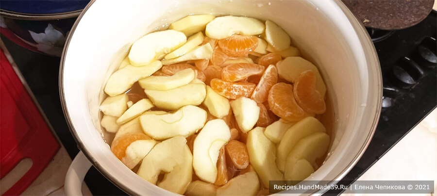 Компот из мандаринов и яблок – фото шаг 3. Яблоки и мандарины залить водой, довести до кипения