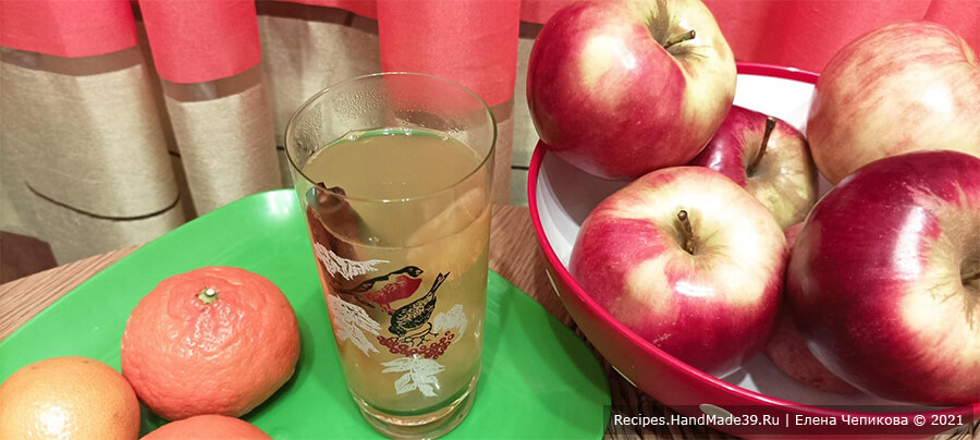 Компот из мандаринов и яблок – фото шаг 6. Охладить компот. Удалить гвоздику. Разливать в стаканы вместе с фруктами. Приятного аппетита!