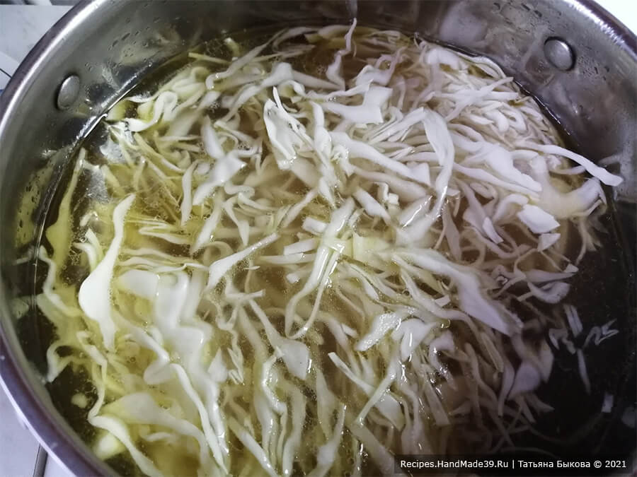 Суп пажиброда – фото шаг 7. Опустить капусту в бульон и довести до кипения при среднем огне