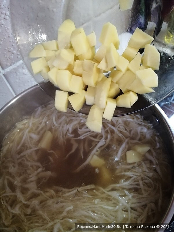 Суп пажиброда – фото шаг 8. После закипания опустить нарезанный кубиками картофель и варить 20-25 мин