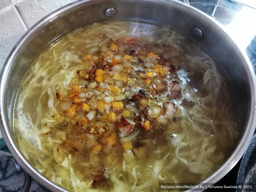Суп пажиброда – фото шаг 11. Добавить зажарку к капусте и картошке