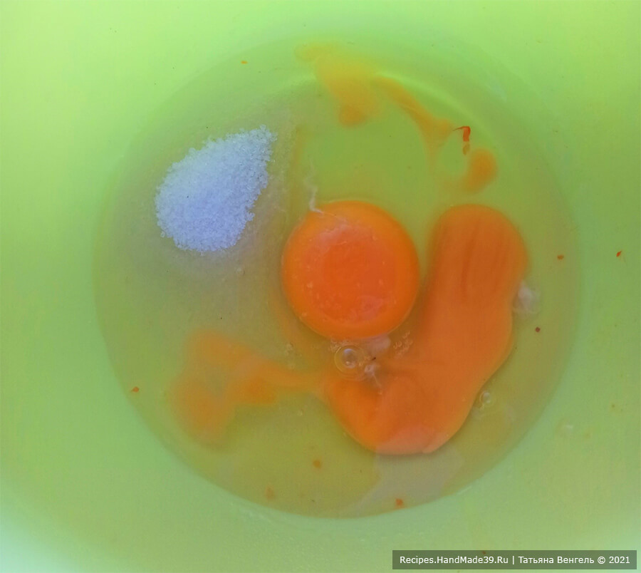 Тыквенные блины – фото шаг 2. Приготовление теста: соединить яйца с солью, сахаром, ванильным сахаром, перемешать