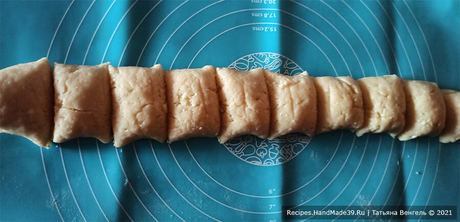 Быстрые творожные булочки с корицей – фото шаг 3. Тесто скатать в колбаску и разделить на 10 частей