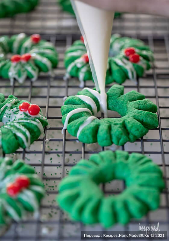 Рождественское песочное печенье – фото шаг 7. Декорирование печенья: поместите глазурь в кондитерский мешок, оформите глазурью печенья