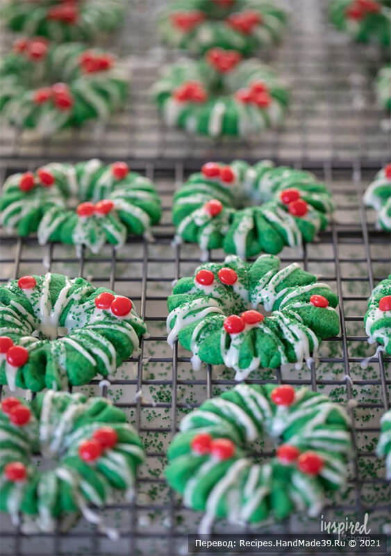 Рождественское песочное печенье – фото шаг 8. Украсьте печенья красными леденцами, затем посыпьте зелёным сахаром