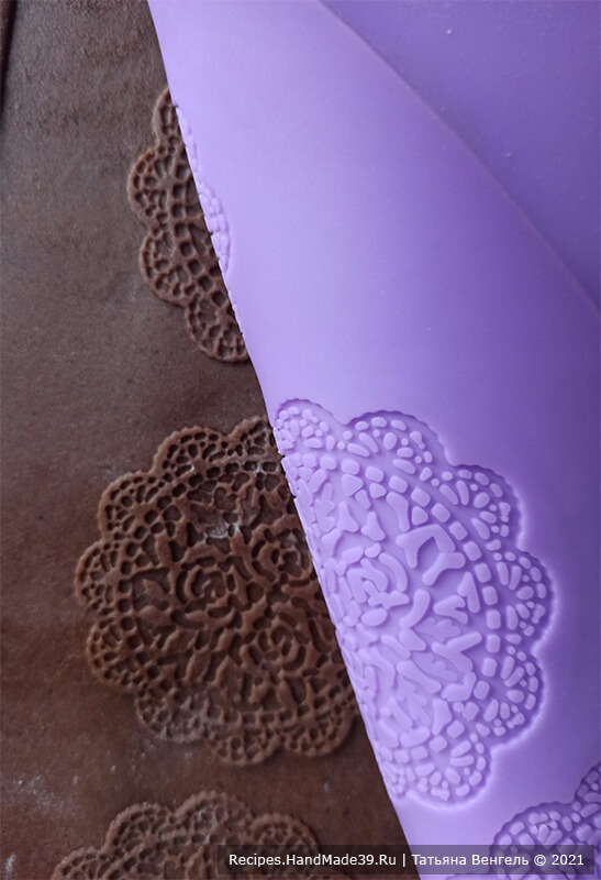 Имбирное печенье с какао – фото шаг 4. Раскатать в пласт толщиной 0,5 см, припудрить мукой и прокатить скалкой через силиконовый коврик с узором, чтобы узор отпечатался