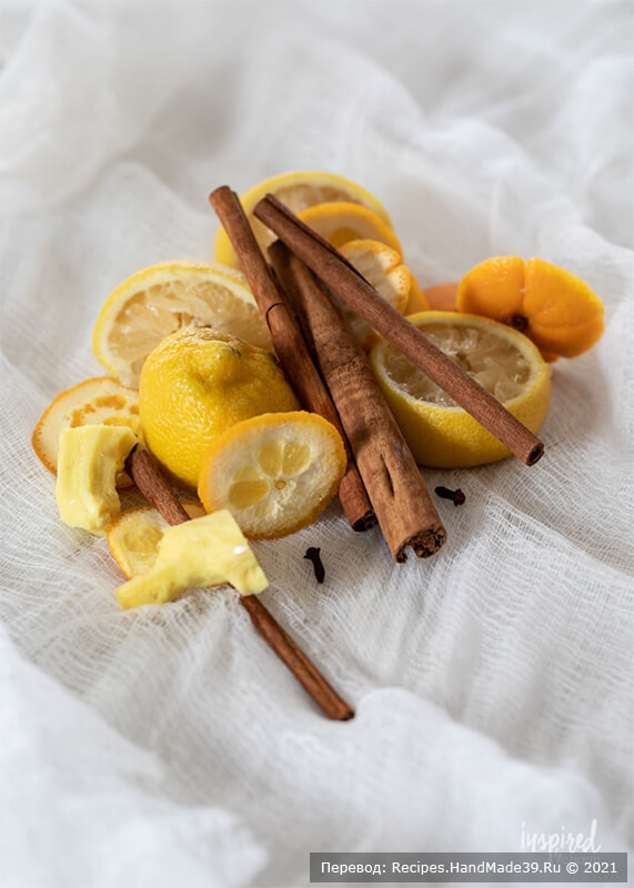 Клюквенно-апельсиновый мармелад – фото шаг 1. Выложите кусок марли на рабочую поверхность. Разрежьте лимон пополам и выжмите из него сок в кастрюлю, затем положите выжатые половинки на марлю