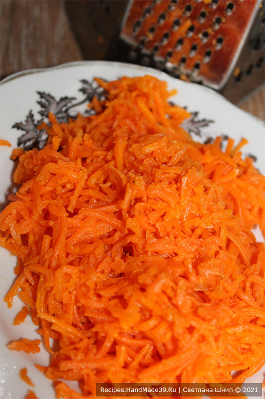 Ложная икра из сельди и моркови – фото шаг 3. Морковь отварить, очистить, 1 морковь натереть на тёрке, оставить для оформления