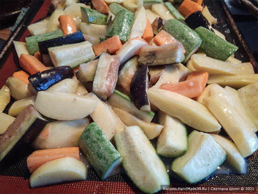 Курица целиком на решётке – фото шаг 3. Картофель вымыть и очистить, кабачок, баклажан и сладкий перец вымыть, нарезать крупными кусочками. Все овощи выложить в глубокий противень