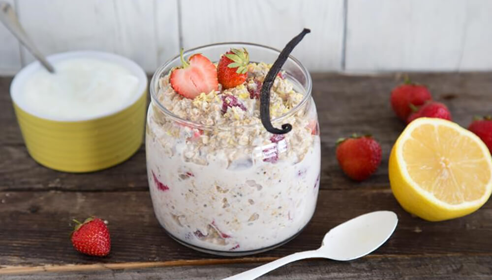 Злаковый йогурт с фруктами – простой и быстрый вариант полезного завтрака