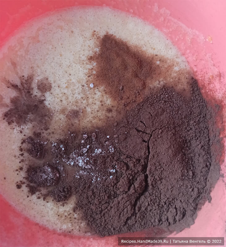 Шоколадный кекс с глазурью – фото шаг 3. Добавить какао-порошок