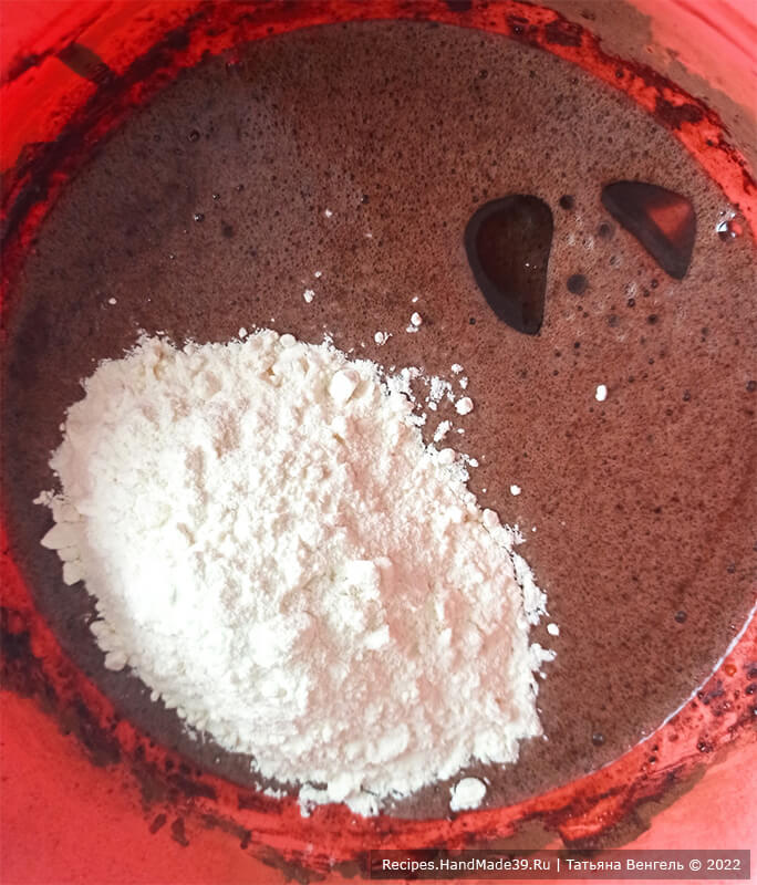 Шоколадный кекс с глазурью – фото шаг 4. Всыпать муку с разрыхлителем, щепотку соли и корицу