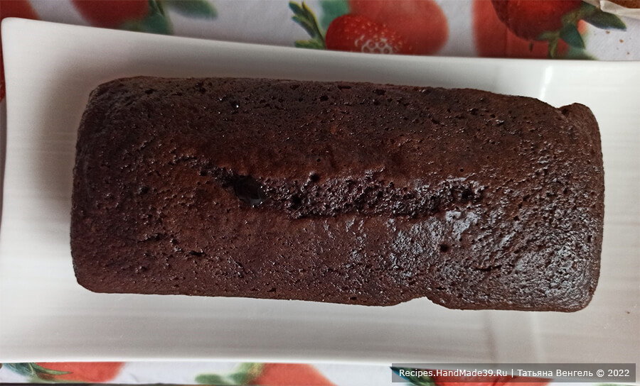 Шоколадный кекс с глазурью – фото шаг 7. Выпекать кекс около 35 минут в духовке, разогретой до температуры 180 °C