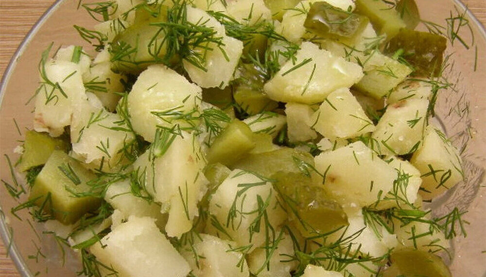 Немецкий салат из картофеля и маринованных огурцов