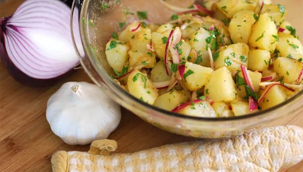 Немецкий картофельный салат – сытная и бюджетная закуска