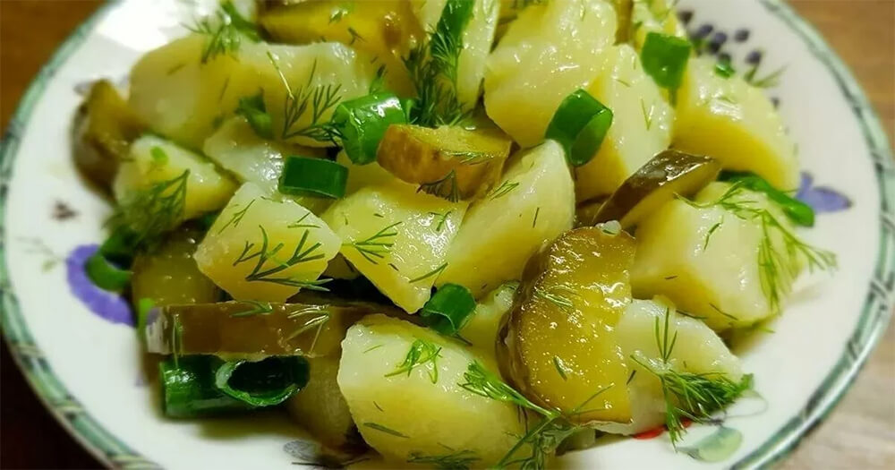 Немецкий салат с картофелем и солёными огурцами