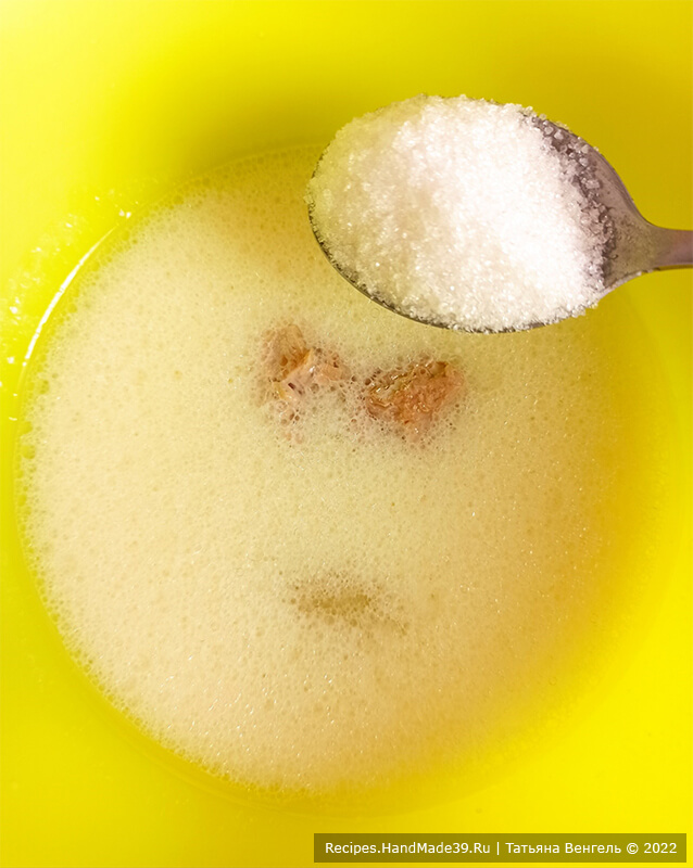 Калач на кефире – фото шаг 2. Добавить щепотку соли, сахар и свежие дрожжи, перемешать
