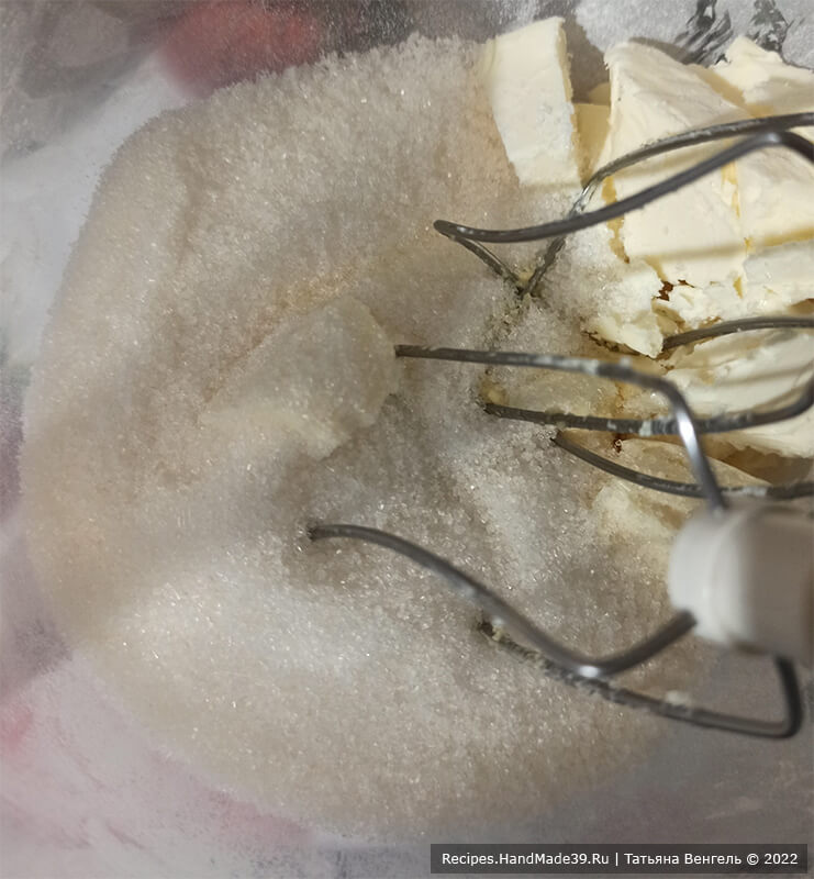 Маковый творожный кекс – фото шаг 2. Мягкое сливочное масло взбить с солью и сахаром