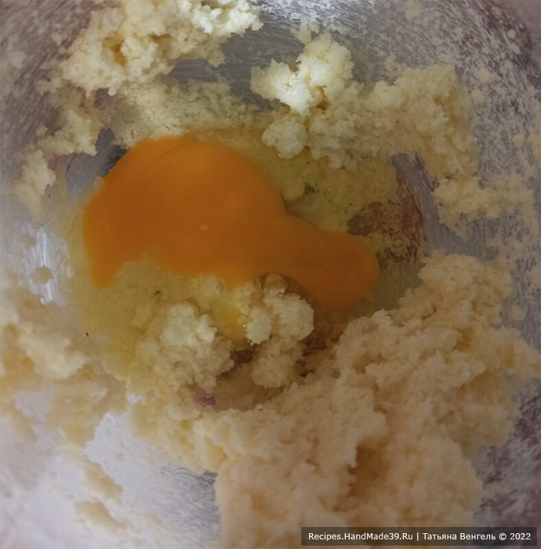 Маковый творожный кекс – фото шаг 3. Поочерёдно добавить яйца, взбивать массу 3 минуты