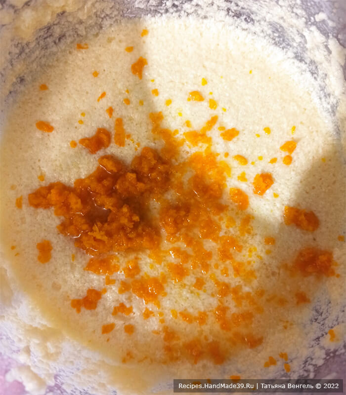 Маковый творожный кекс – фото шаг 4. Цедру апельсина натереть на тёрке, выжать сок из апельсина, добавить в тесто цедру и 2 ст. л. сока