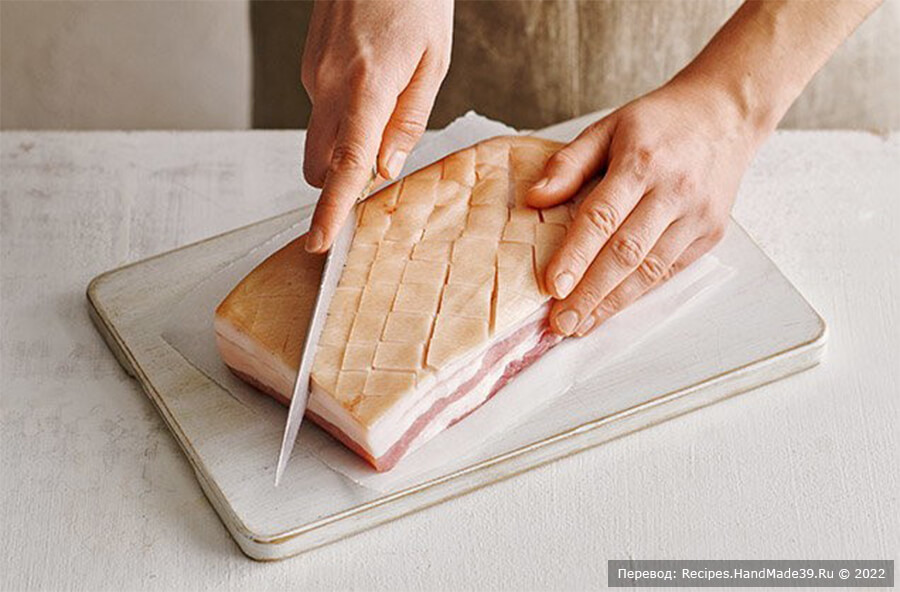 Свиная грудинка по-китайски – фото шаг 3. Используйте очень острый нож, чтобы сделать ромбовидный узор на шкурке