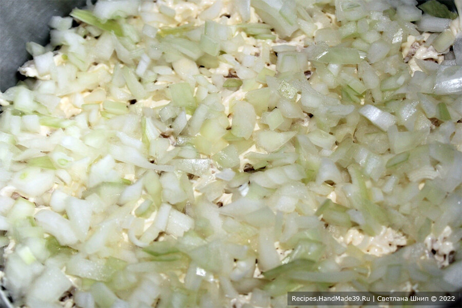 Салат с копчёной грудкой – фото шаг 2. Репчатый лук нарезать мелкими кубиками. Выложить в форму 2-ой слой салата
