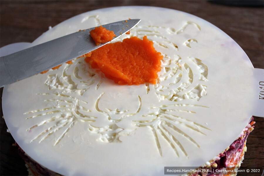 Салат с копчёной грудкой – фото шаг 11. Нанести морковную массу, распределить по трафарету