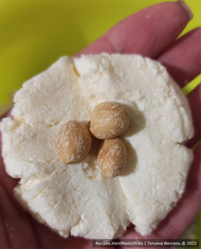 Творожные конфеты с кокосовой стружкой – фото шаг 3. Из белой части, отделяя часть массы, скатать шарик, сделать лепешку, по желанию положить начинку