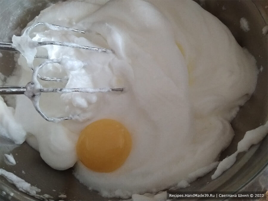 Заливной пирог с рыбными консервами – фото шаг 1. Взбить белки яиц в стойкую пену, добавить по одному желтки