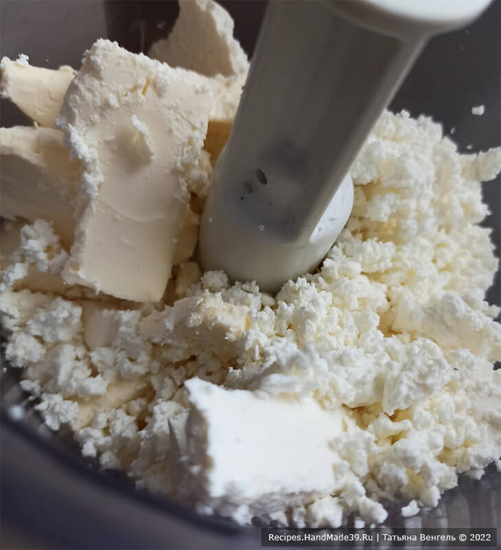 Львовский сырник – фото шаг 1. Приготовление сырника: соединить творог. Пробить с помощью комбайна или миксера в однородную массу