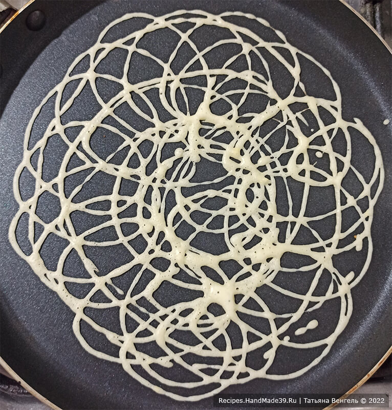 Панкейки «Саранг» – фото шаг 6. Сковороду разогреть и произвольно выдавить тесто по спирали, затем рисовать как нравится