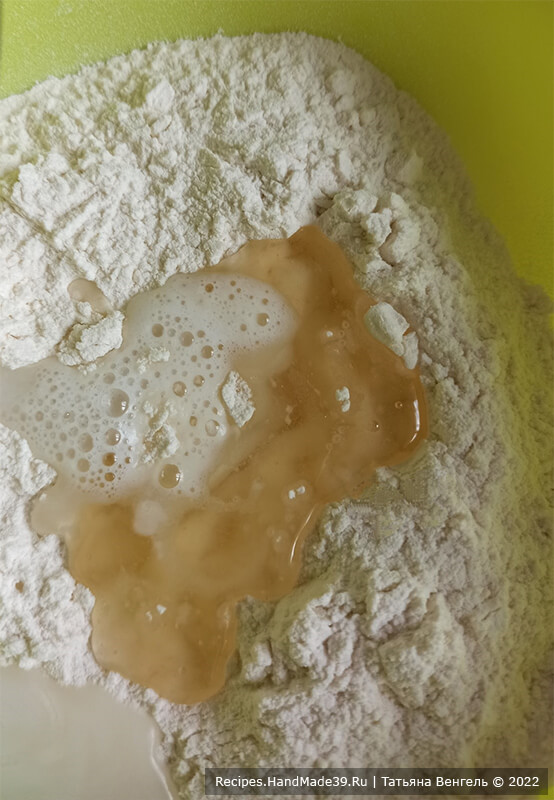 Вареники с квашеной капустой – фото шаг 2. Соединить в миске муку с солью, влить подсолнечное масло и сразу же сыворотку