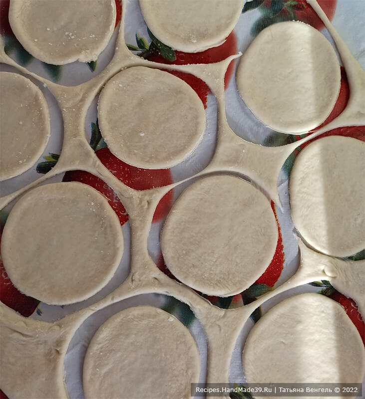 Вареники с квашеной капустой – фото шаг 4. Раскатать тесто в пласт, вырезать круги стаканом