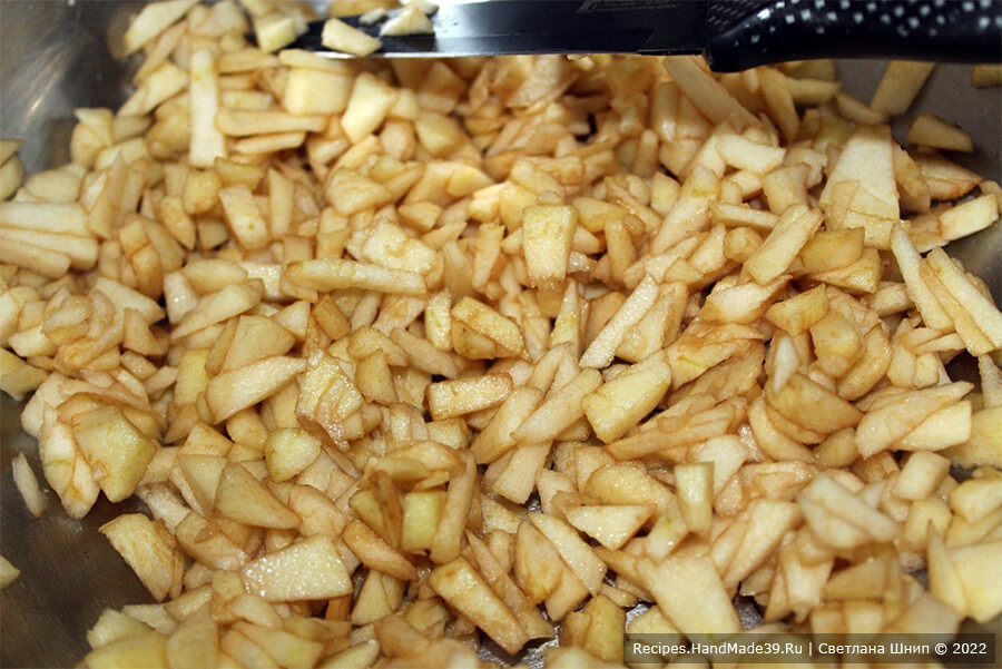 Булочки с яблоками и посыпкой – фото шаг 7. Приготовление булочек: яблоки вымыть, очистить от кожуры, нарезать мелкими кусочками