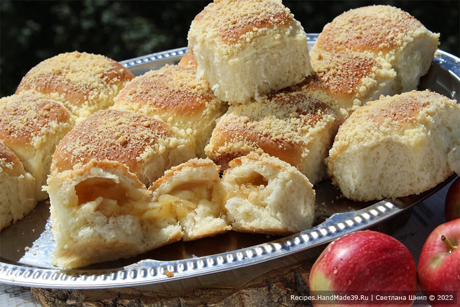 Булочки с яблоками и посыпкой – фото шаг 14. Когда булочки поднимутся, выпекать около 45 минут в духовке, разогретой до температуры 180 °C