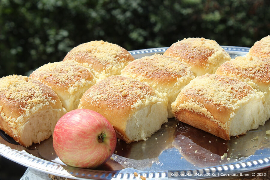 Булочки с яблоками и посыпкой – фото шаг 15. Готовые булочки накрыть салфеткой до полного остывания. Приятного аппетита!
