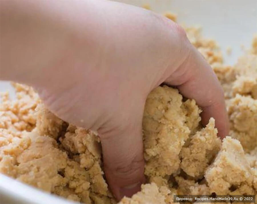Песочное печенье с арахисом – фото шаг 3. Налейте арахисовое масло поверх арахисовой смеси и месите пальцами, пока не образуется тесто