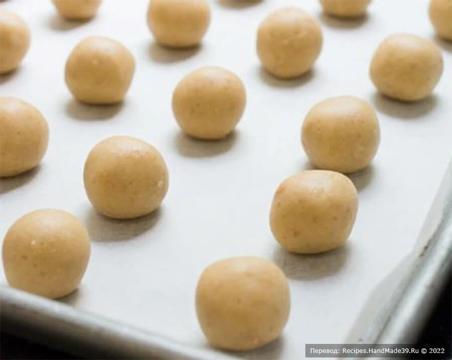 Песочное печенье с арахисом – фото шаг 4. Разложите шарики из теста для печенья примерно на расстоянии 2,5 см друг от друга на листе для выпечки