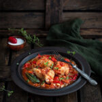 Треска, запечённая с овощами в томатном соусе