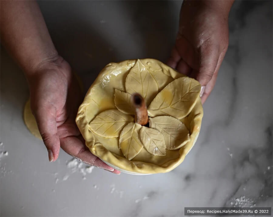 Пирог с рулькой – фото шаг 11. Выпекайте пироги в предварительно разогретой до 220° C духовке в течение 15-20 минут