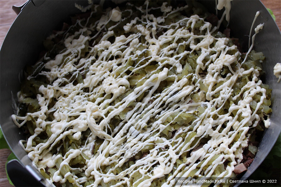 Салат из языка с грибами – фото шаг 10. 3-й слой: солёные огурцы, натёртую на крупную тёрку + сетка майонеза