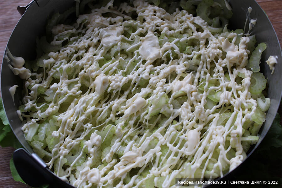 Салат из языка с грибами – фото шаг 11. 4-й слой: стебли сельдерея, нарезанные как полумесяц + сетка майонеза