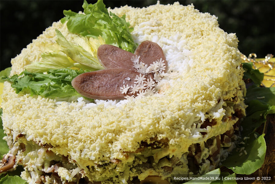 Салат из языка с грибами – фото шаг 14. Украсить салат по своему усмотрению. Приятного аппетита!