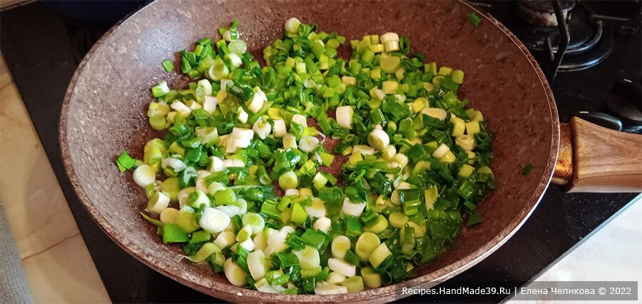 Суп с зелёным горошком и ветчиной – фото шаг 2. Зелёный лук мелко нарезать, обжарить на растительном масле до размягчения