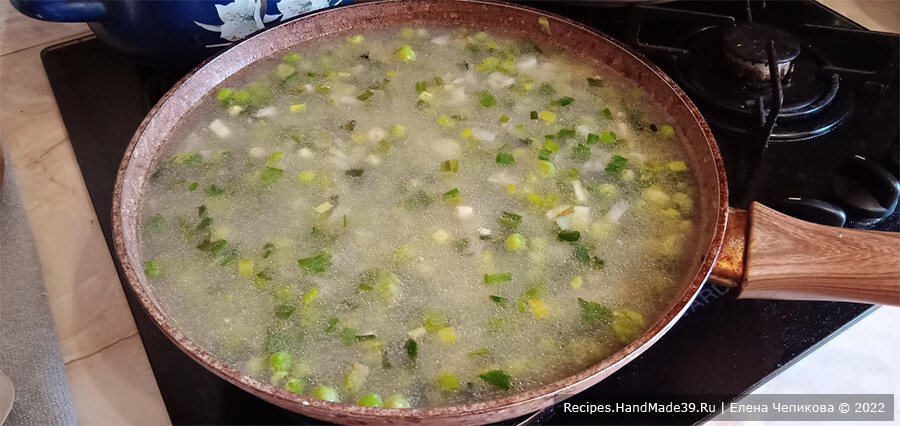 Суп с зелёным горошком и ветчиной – фото шаг 4. Влить к луку и горошку горячий бульон, довести до кипения
